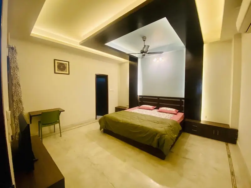 Single occupancy AC room with study table at Anand Luxury Girls Home, Jagatpura (photo 4)