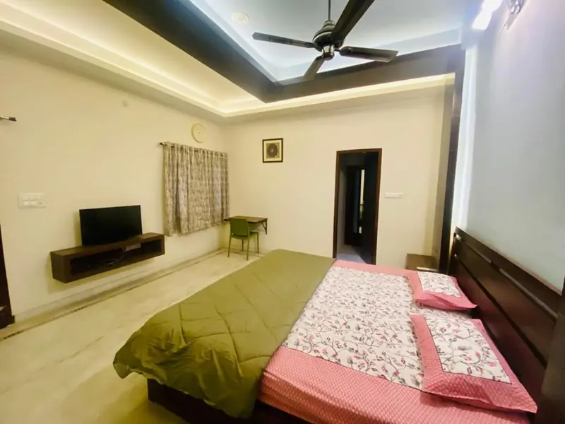 Single occupancy AC room with study table at Anand Luxury Girls Home, Jagatpura (photo 5)