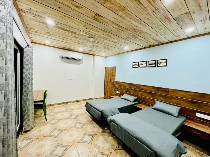 Twin sharing AC room with 8-inch mattresses at Anand Luxury Girls Home, Jagatpura (photo 7)